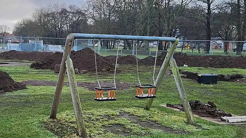 اكتشاف 150 قنبلة تحت ملعب للأطفال في إنجلترا