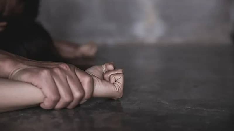 تأجيل محاكمة رجل أعمال شهير تعدى جنسياً على خادمته بالإكراه