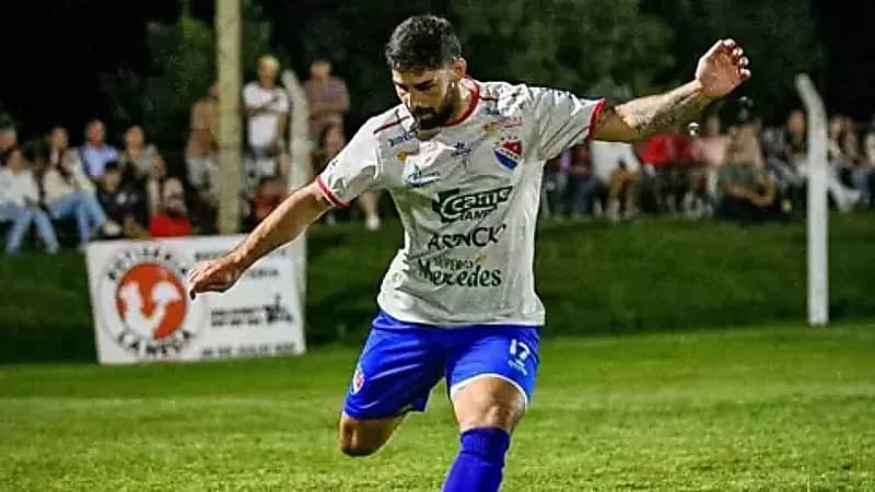 مباراة كرة قدم في أوروغواي تتحول إلى ساحة قتال  ..  فيديو