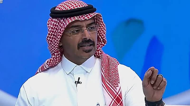طبيب يحذر من حمل الطفل من يد واحدة .. فيديو