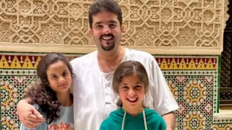 الأمير عبدالعزيز بن فهد برفقة ابنتيه الجوهرة ولطيفة في أحدث ظهور .. صورة