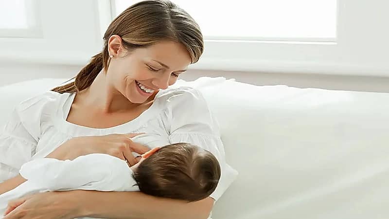 طبيب : الأم المرضعة لا تصوم نهائيا إذا عمر طفلها أقل من شهرين