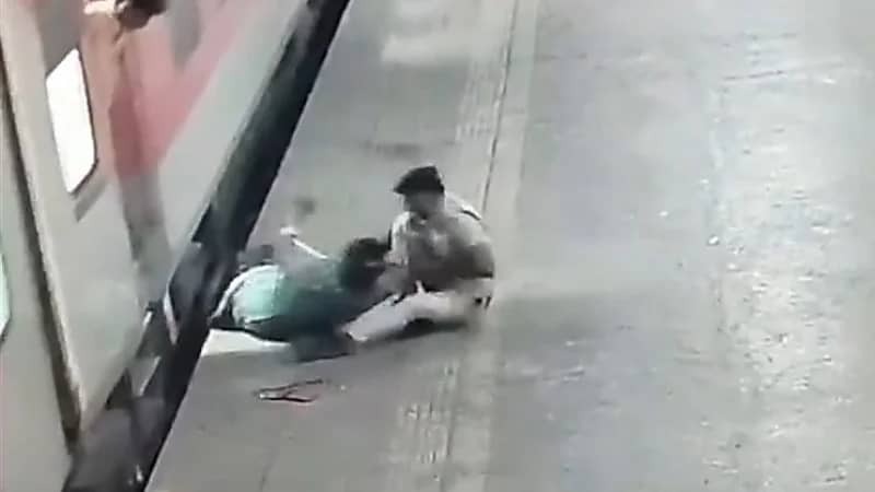 شجاعة شرطي تنقذ امرأة جرها قطار ... فيديو