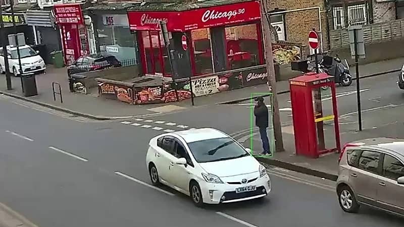 رجل يتعرض للدهس بسبب الهاتف ..فيديو