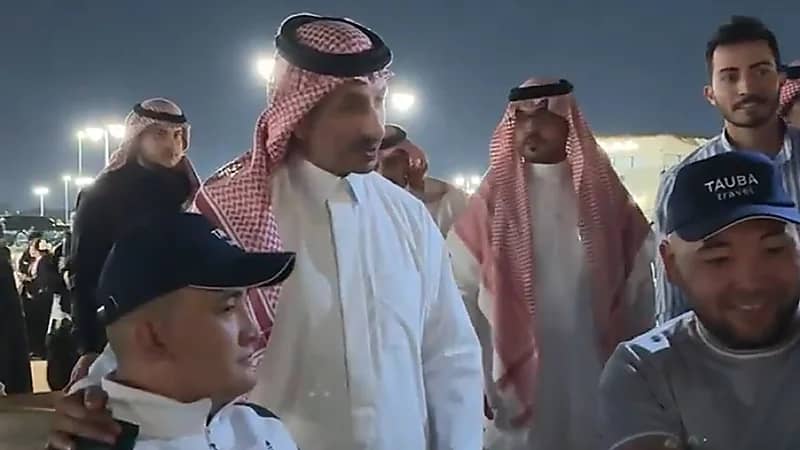 وزير السياحة يرحب بزوار المملكة خلال جولته في المدينة المنورة .. فيديو