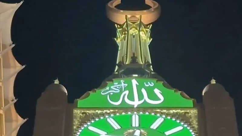ما لم تره من قبل في الهلال الموجود اعلى برج الساعة بمكة ..فيديو