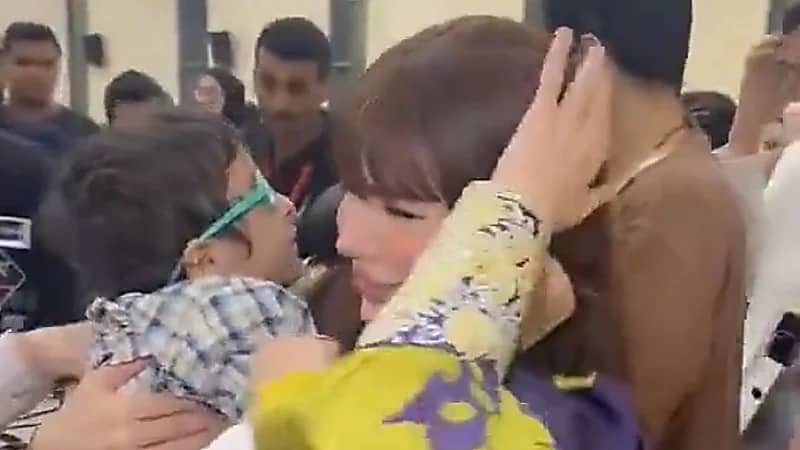 لحظة قيام طفل بنتف شعر حليمة بولند في إحدى الفعاليات الخيرية.. فيديو