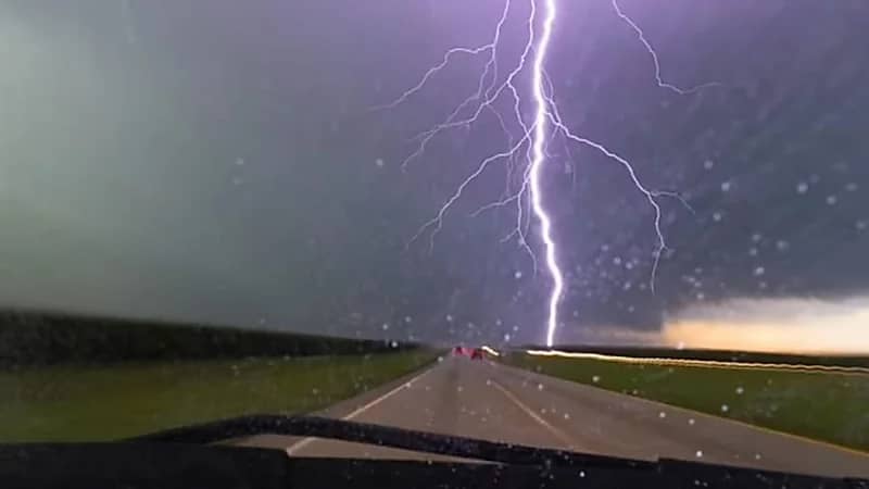 صاعقة برق تغيّر لون عيني شابة أسترالية بعد نجاتها بأعجوبة!