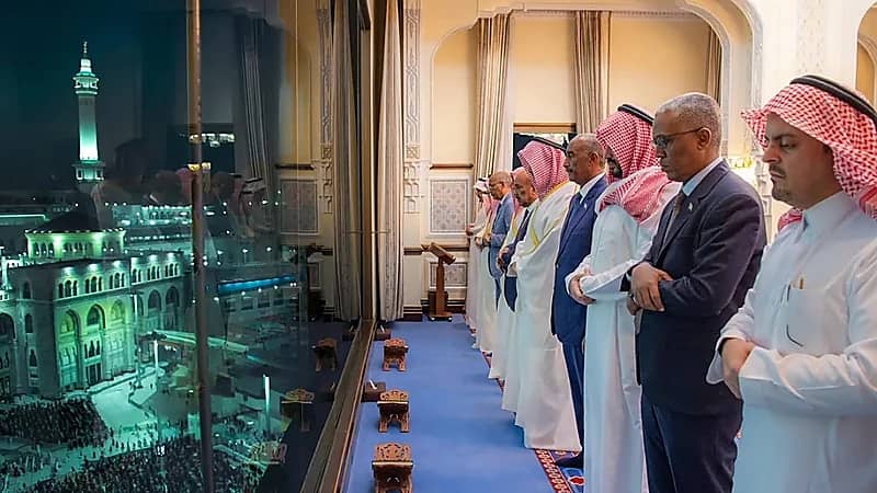 ولي العهد والبرهان يؤديان الصلاة في المسجد الحرام