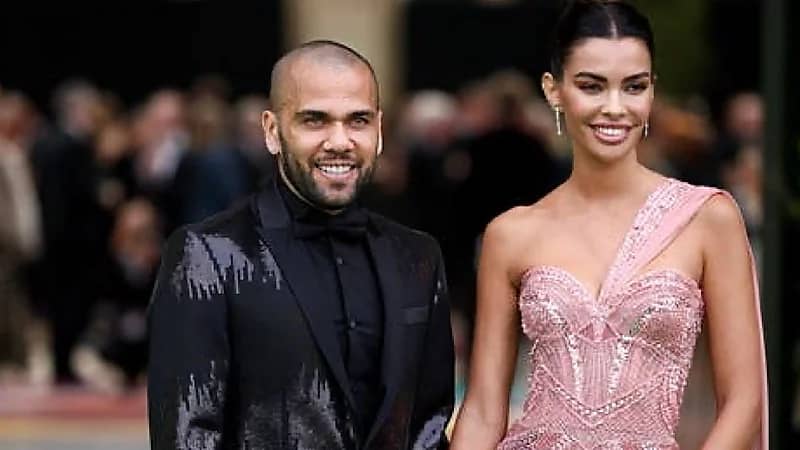 تعليق مثير من زوجة داني ألفيش بعد براءته