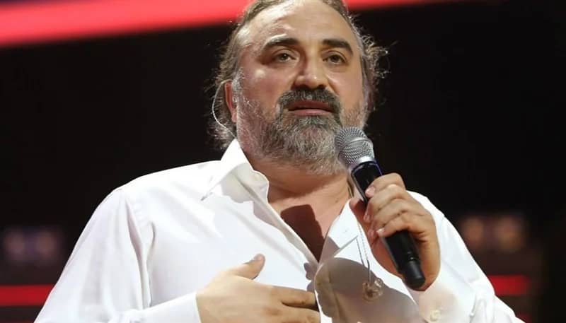 وفاة مفاجئة لفنان تركي على المسرح أثناء إحياء حفل غنائي .. فيديو