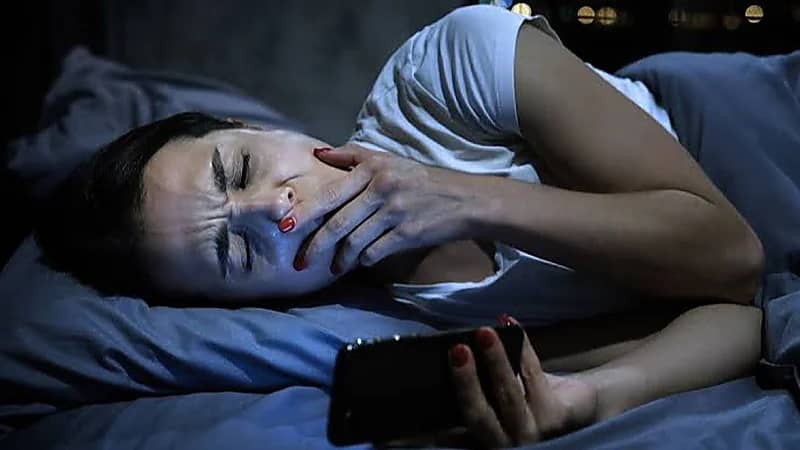 باحثون : استخدام الجوال قبل النوم يزيد من خطر الإصابة بالأرق