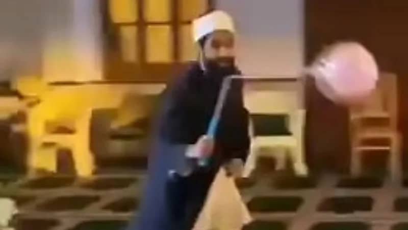جدل في مصر بعد فيديو لـ شيخي البالونات يلعبان مع الأطفال داخل مسجد .. فيديو