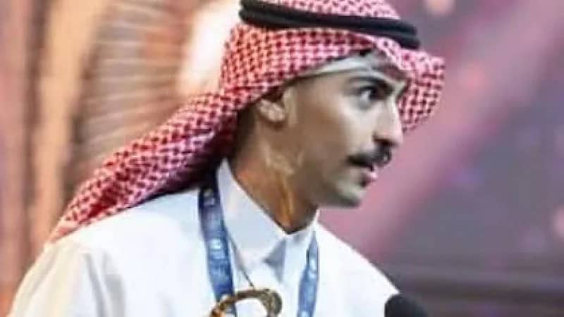 طفل يبكي بعد لقائه ببطل شارع الأعشى عبدالرحمن بن نافع.. فيديو