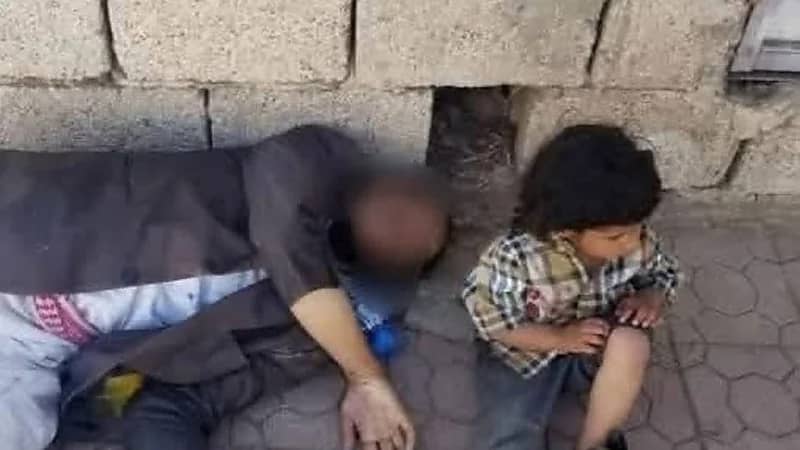 رجل يلفظ أنفاسه الأخيرة أمام طفله في مشهد مأساوي.. فيديو