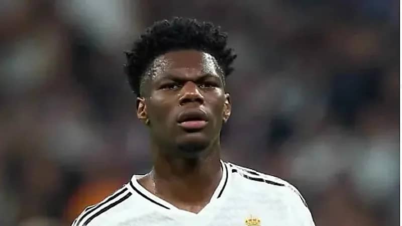 صديقة تشواميني تدعمه من مدرجات ريال مدريد .. فيديو