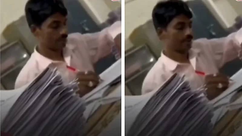 عامل نظافة يقوم بتصحيح امتحانات الطلاب في جامعة هندية .. فيديو