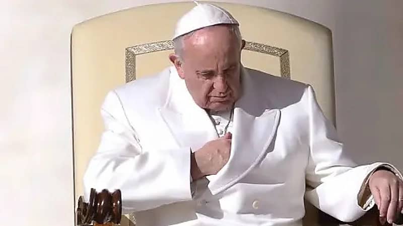 بابا الفاتيكان يظهر لدقائق معدودة عقب قداس أحد السعف