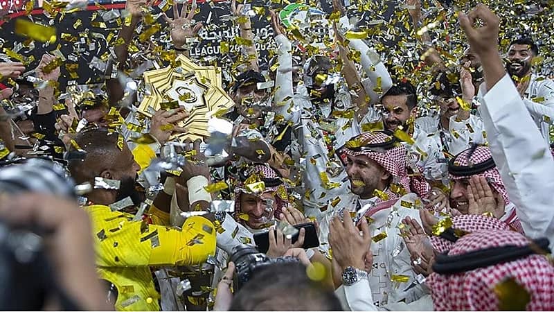 الأمير خالد بن محمد يحمل كأس الذهب بعد تتويج الدرعية .. فيديو