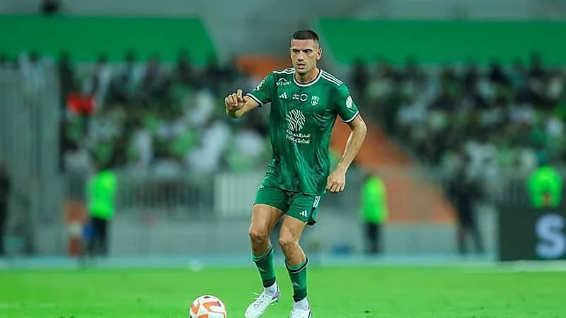 مدافع الأهلي يقدم ألف تذكرة للجماهير قبل مواجهة بوريرام