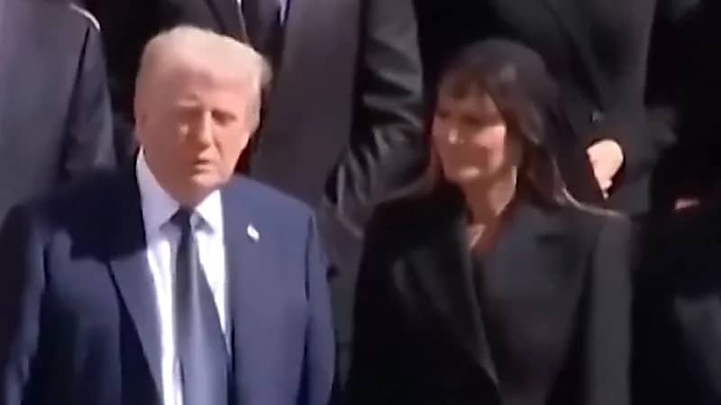 ترامب يمسك يد زوجته المتأثرة لوفاة بابا الفاتيكان .. فيديو