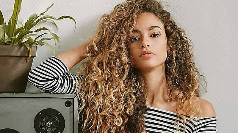 خطوات بسيطة تعيد لشعرك المجعد صحته وجماله الطبيعي