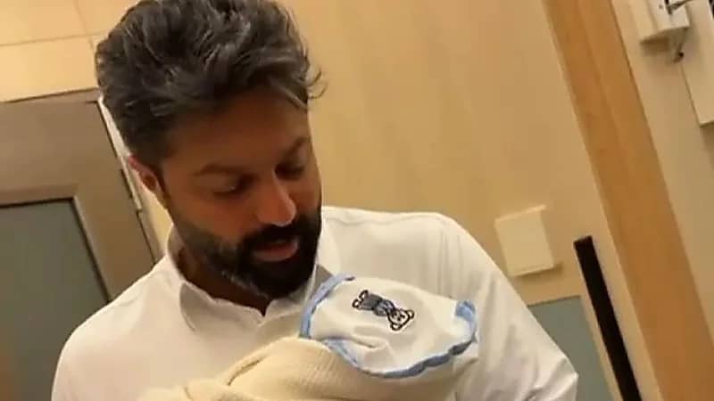 بوشهري يوثق فرحته باستقبال مولوده الأول .. فيديو