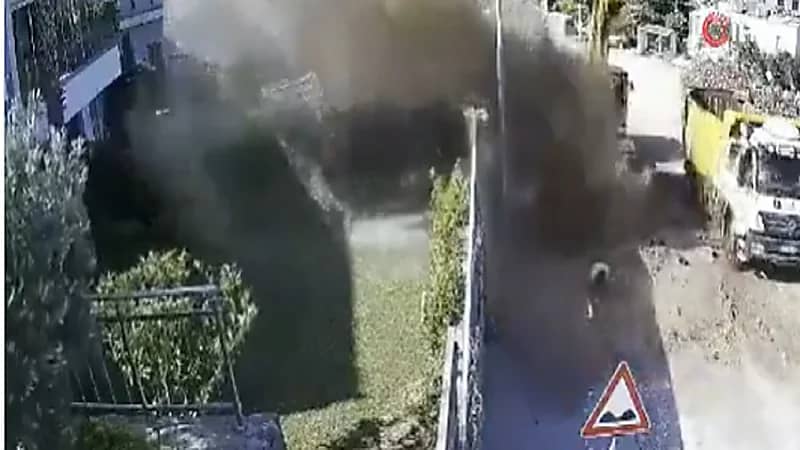 ماسورة مياه تنفجر كالبركان في وجه عمال .. فيديو