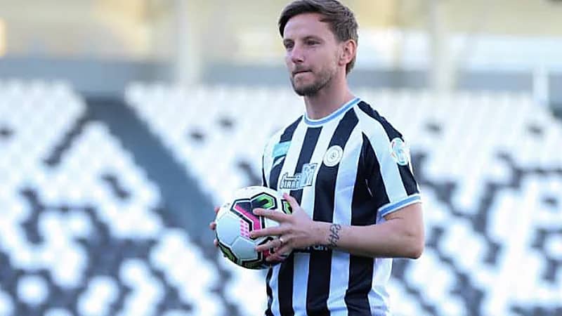 لاعب الشباب السابق يعلن اعتزاله رسمياً