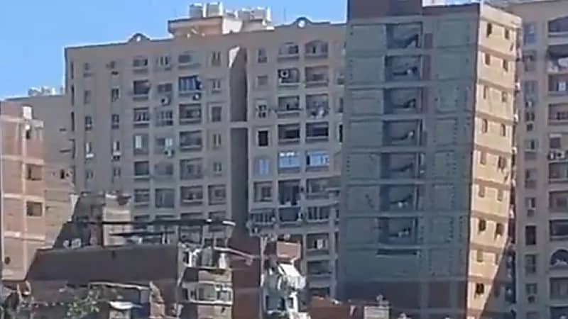 عقار مائل يثير الذعر بين أهالي الإسكندرية ..فيديو