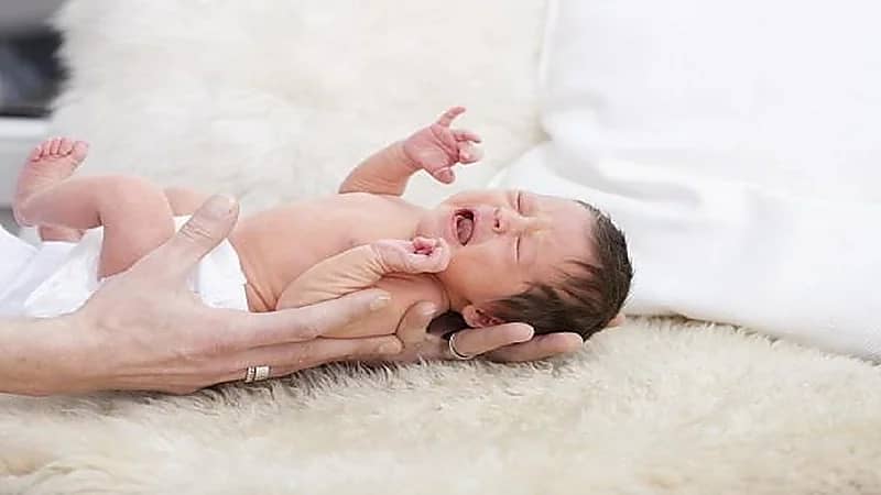 القبض على زوجين حاولا بيع طفلتهما الرضيعة