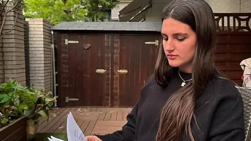 فتاة تكتشف أنها متزوجة من رجل لم تلتقِ به