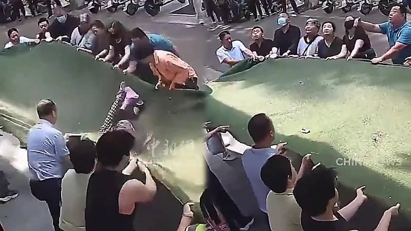 نجاة معمرة صينية من الموت بعد قفزها من نافذة الطابق الثالث .. فيديو