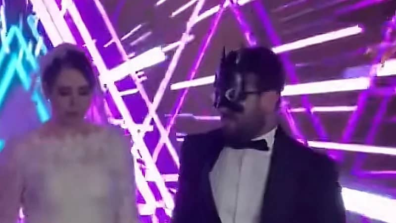 عريس يتقمص شخصية باتمان في حفل زفافه.. فيديو