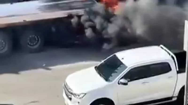 مدني الرياض يخمد حريق ناتج عن تصاد شاحنة بسيارة خاصة ..فيديو