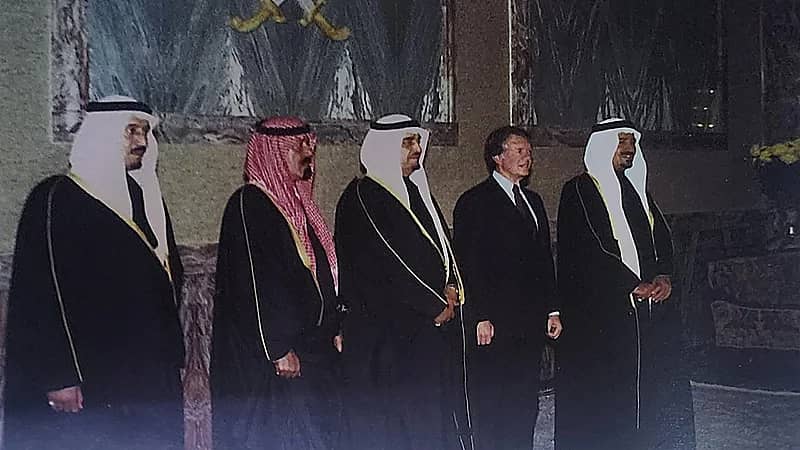 لقطة نادرة للملك خالد وهو في استقبال الرئيس الأمريكي كارتر في مطار الرياض