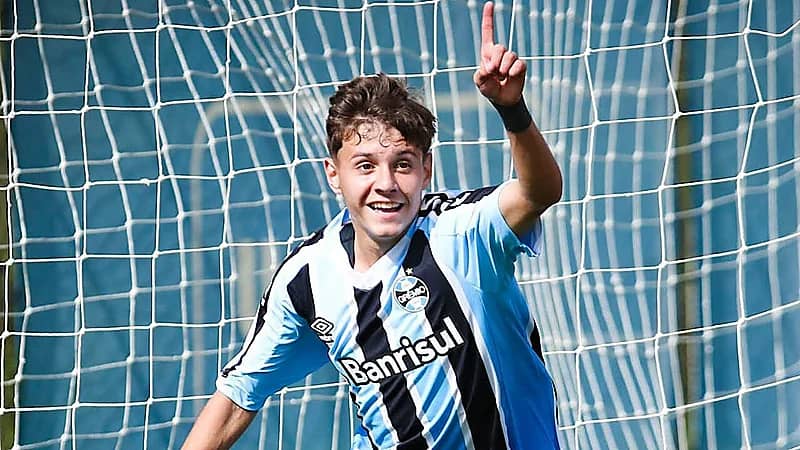 القادسية يفتح باب المفاوضات لضم جيفينيو