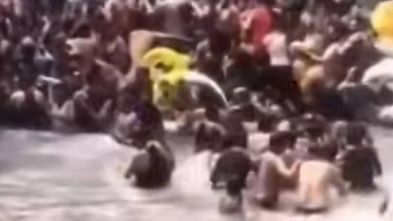 لحظة مهاجمة ثعبان ضخم لمجموعة من السياح داخل شلال هندي شهير .. فيديو