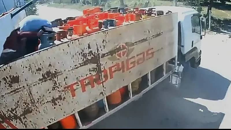 سوء تقدير يكلف عاملًا إصابة مؤلمة في ظهره داخل شاحنة مكشوفة .. فيديو