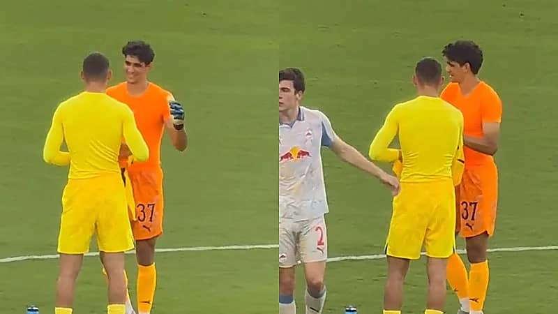 حارس سالزبورغ يطلب قميص بونو والأخير يبادر بابتسامة وحضن .. فيديو