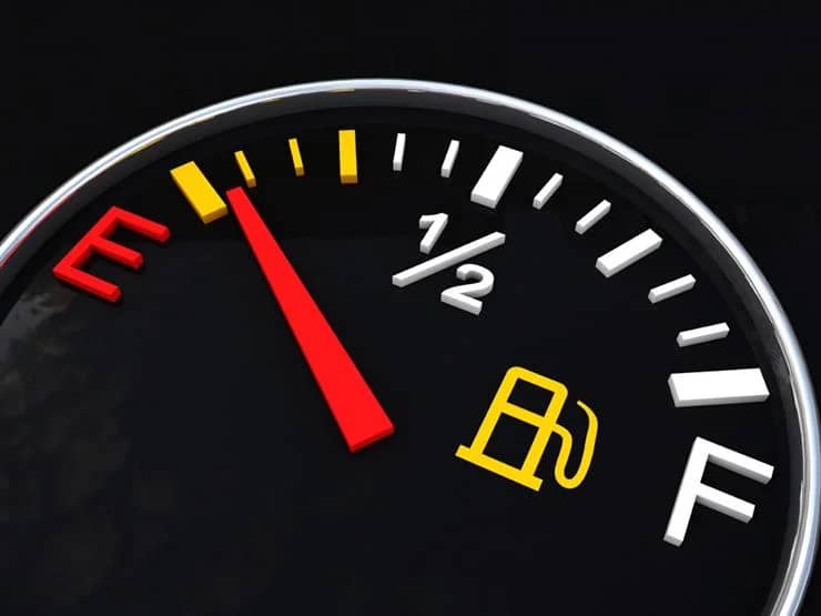 احذر .. قيادة السيارة والوقود منخفض قد تكلفك الكثير