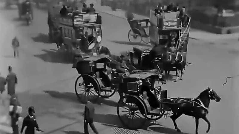 مقطع نادر لشوارع لندن تعجّ بالعربات والخيول عام 1898 .. فيديو