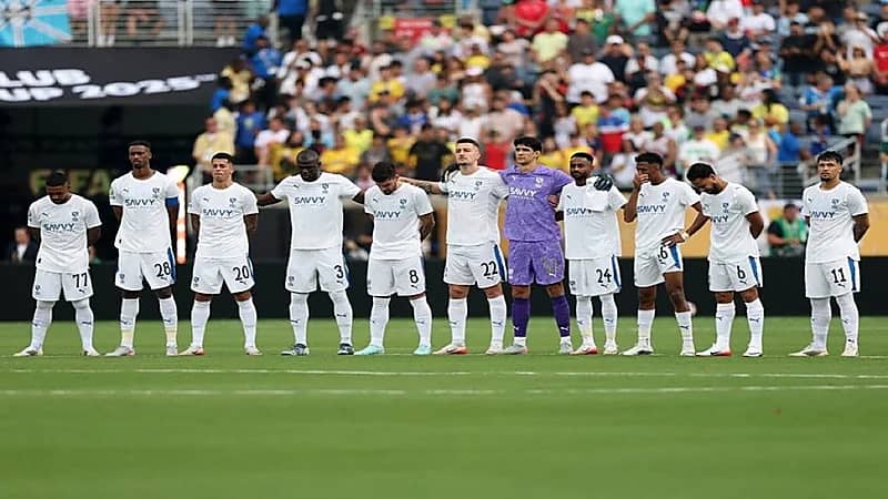 كانسيلو يحاول حبس دموعه خلال وقوفه دقيقة حداد على الراحل جوتا .. فيديو