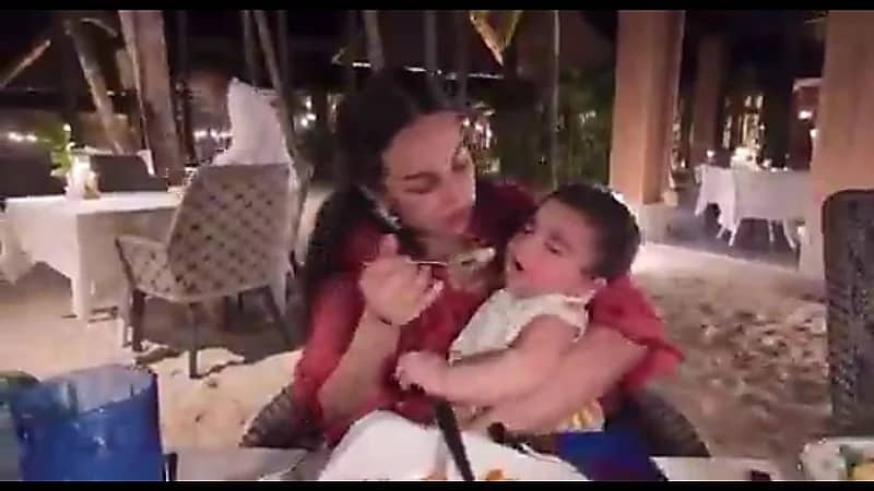 فرح الهادي تلفت الانتباه باهتمامها بأطفالها في السفر دون الاستعانة بالعاملات