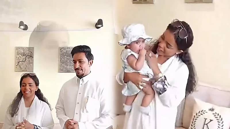 تأثر كارمن الشقردي وزوجها لحظة استلام ابنتهما بالتبني ..فيديو