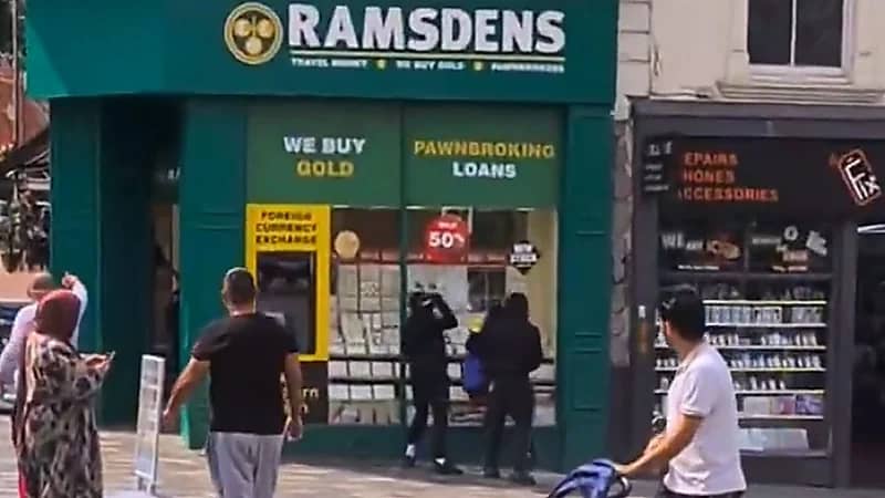 سطو مسلح في وضح النهار على متجر مجوهرات بديربي ..فيديو