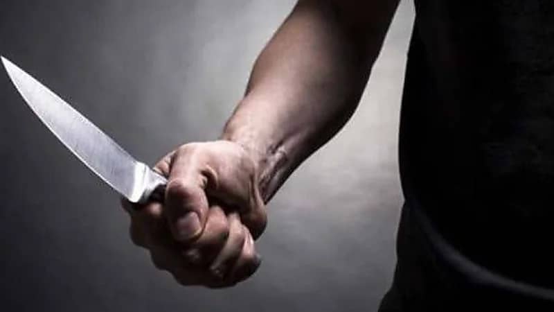 مشهد صادم لمصري يطعن زوجته داخل المحكمة بسبب دعوى خلع .. فيديو