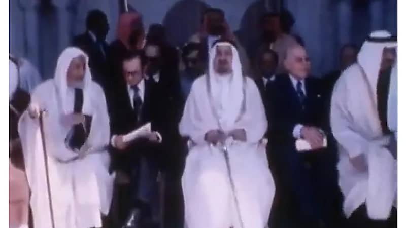 مقطع نادر للملك خالد والأمير سلطان وهما يفتتحان مسجد خارج المملكة في أواخر السبعينات