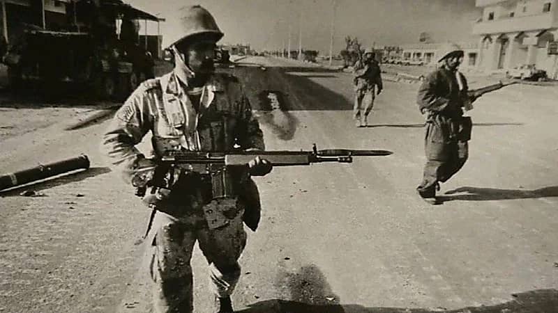 صورة نادرة تظهر بطولات القوات السعودية في الخفجي وتلاحمها مع الأشقاء في الميدان