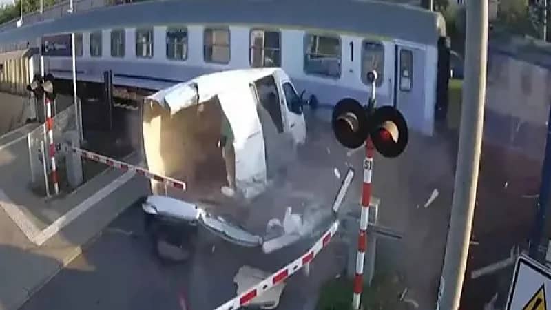 لحظة نجاة سائق شاحنة من حادث مروع بعد اصطدام مع قطار ..فيديو